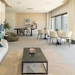 Apartament Stunning Contemporary 3-bedroom Corner In The Idyllic Oasis 325,