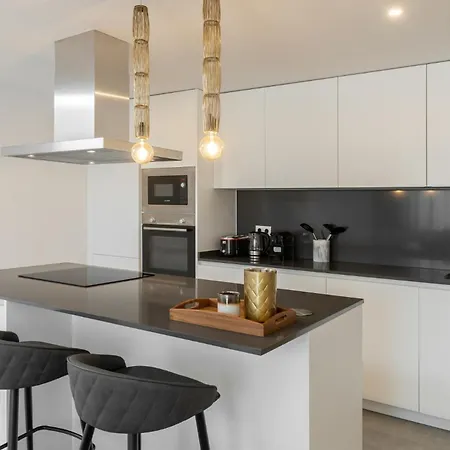 Apartment Stunning Contemporary 3-bedroom Corner In The Idyllic Oasis 325, *