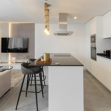 Апартаменты Stunning Contemporary 3-bedroom Corner In The Idyllic Oasis 325,